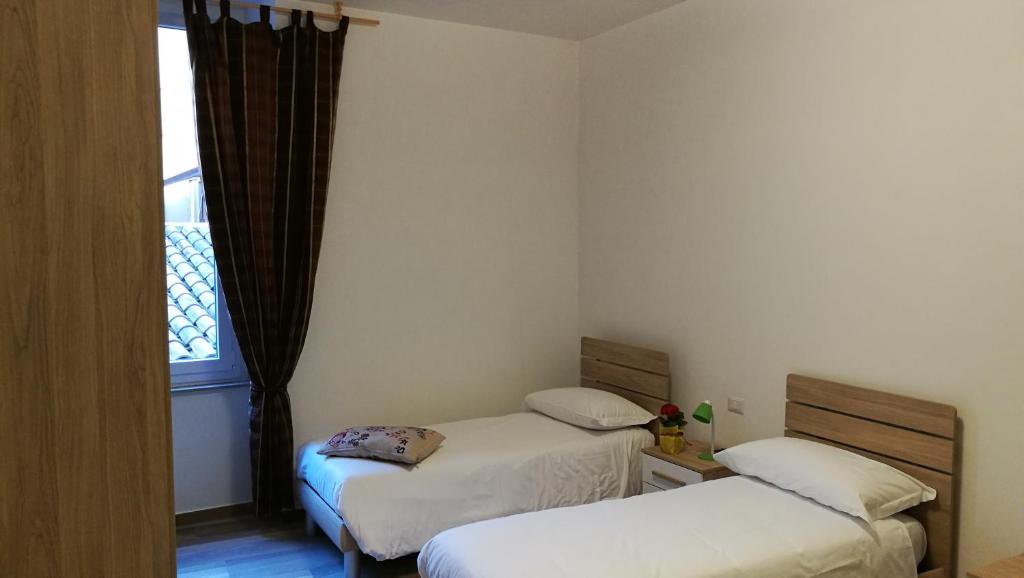 Łóżko lub łóżka w pokoju w obiekcie EApartmentsfoligno