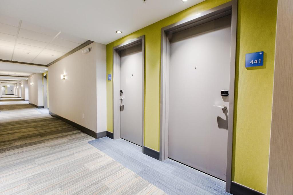 um corredor de um escritório com portas e paredes amarelas em Holiday Inn Express & Suites - West Edmonton-Mall Area, an IHG Hotel em Edmonton