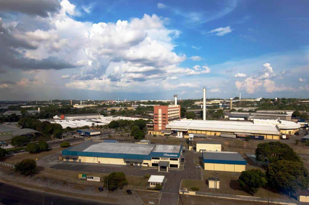 uma vista aérea de uma cidade com um edifício em Holiday Inn Manaus, an IHG Hotel em Manaus