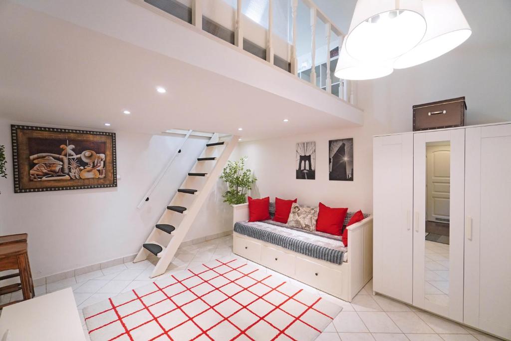salon ze schodami i czerwonymi poduszkami w obiekcie V27 Vadász Apartment w Budapeszcie