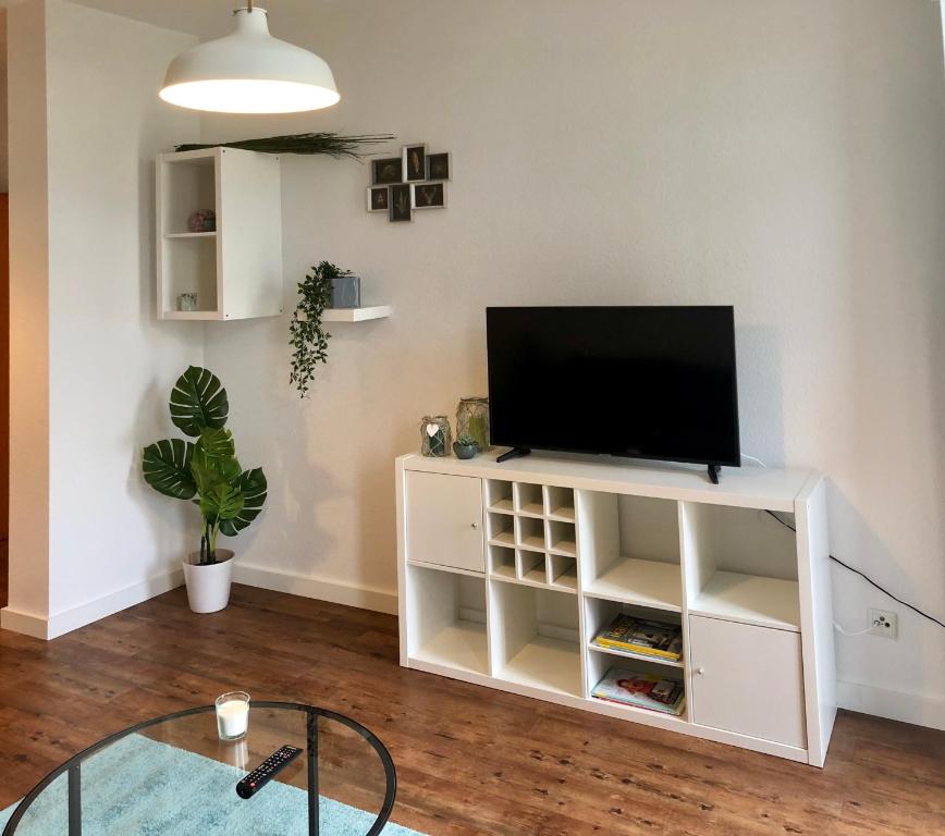 a living room with a tv on a white entertainment center at Mein Brühl-Stadtmitte, fußläufig zur TU und Bibliothek in Chemnitz