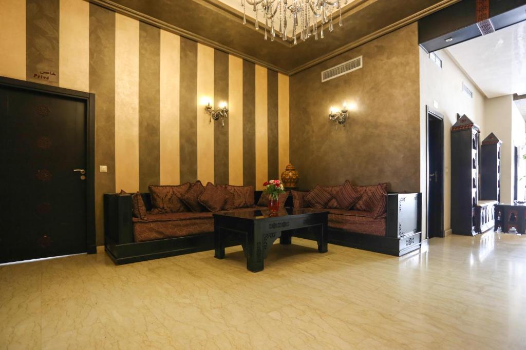 Een zitgedeelte bij Hôtel Suite Martil
