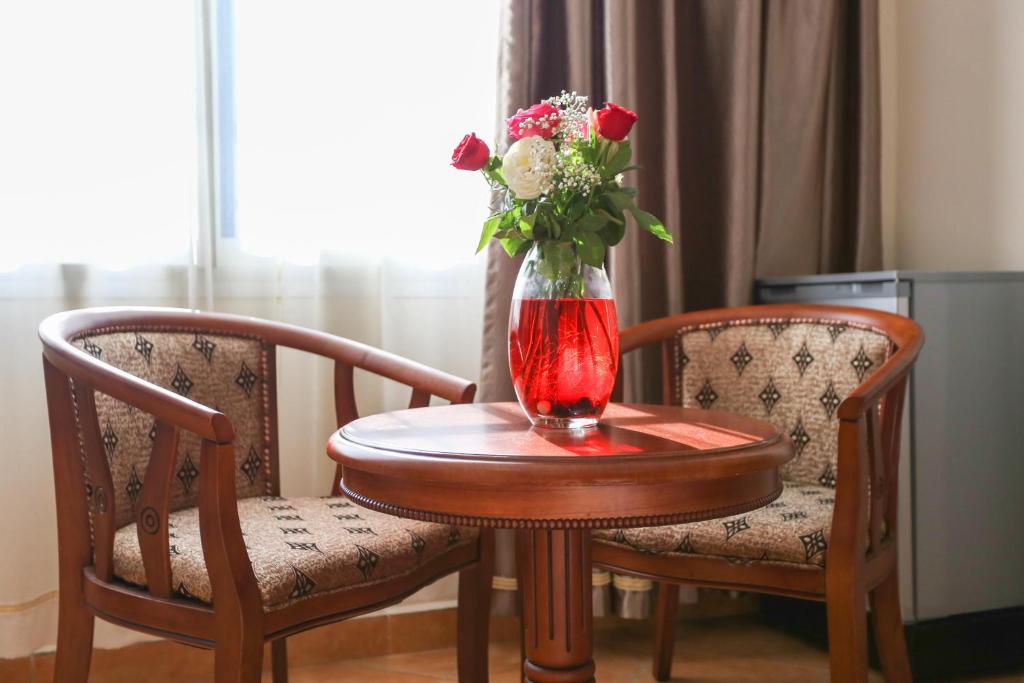 Een zitgedeelte bij Hôtel Suite Martil