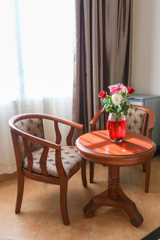 Een zitgedeelte bij Hôtel Suite Martil