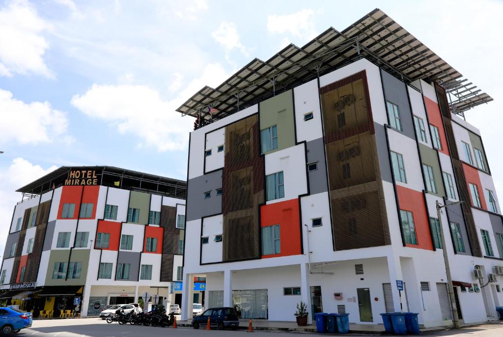 ein Gebäude mit verschiedenen farbigen Fenstern auf einer Straße in der Unterkunft Hotel Mirage PD in Port Dickson