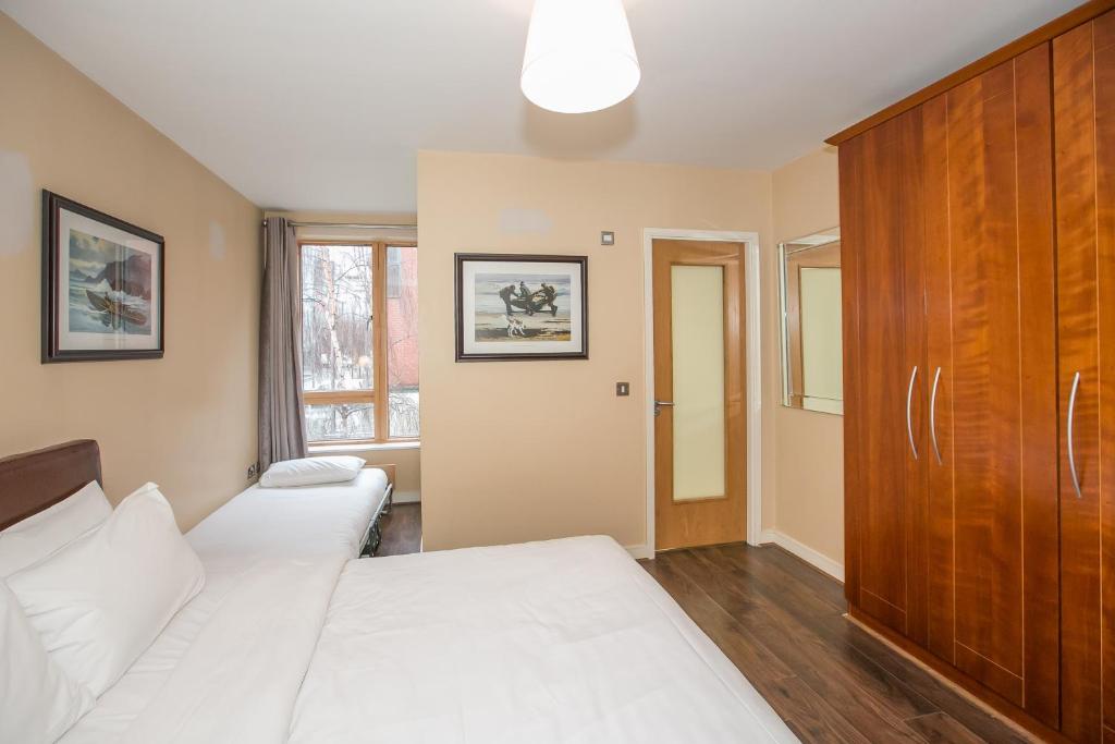 Postel nebo postele na pokoji v ubytování Grand Canal Square Apartments