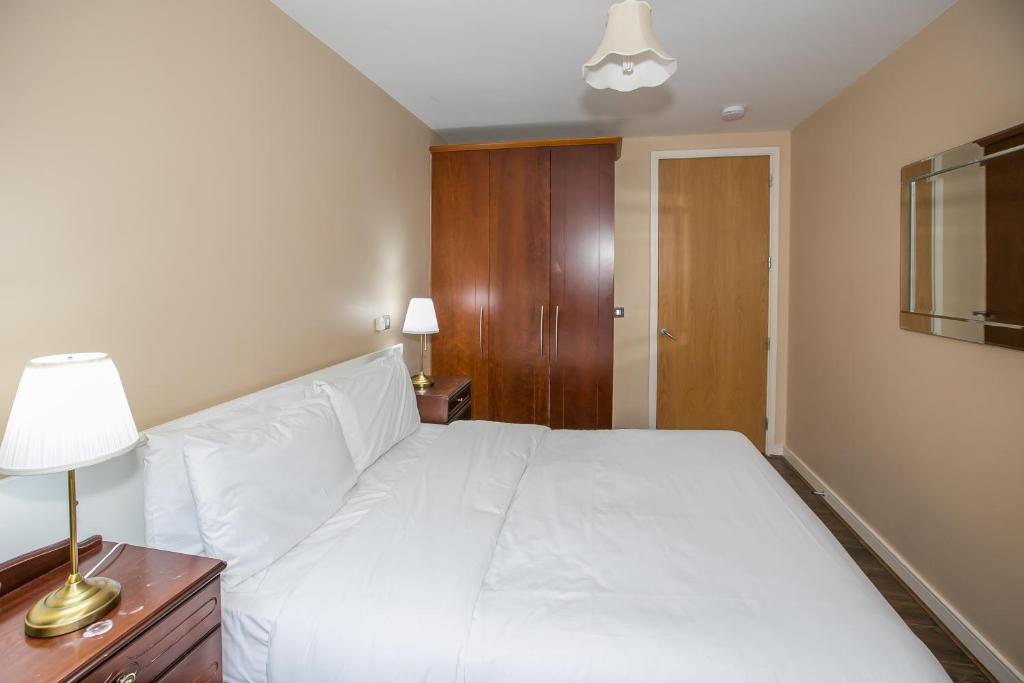 Postel nebo postele na pokoji v ubytování Grand Canal Square Apartments