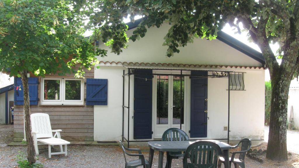 a table and chairs in front of a house at les tilleuls in Léon