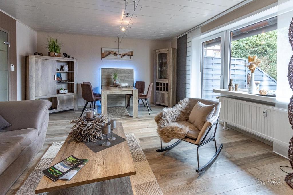 sala de estar con sofá y mesa en Ferienwohnung Schmuckstück, en Wolfshagen