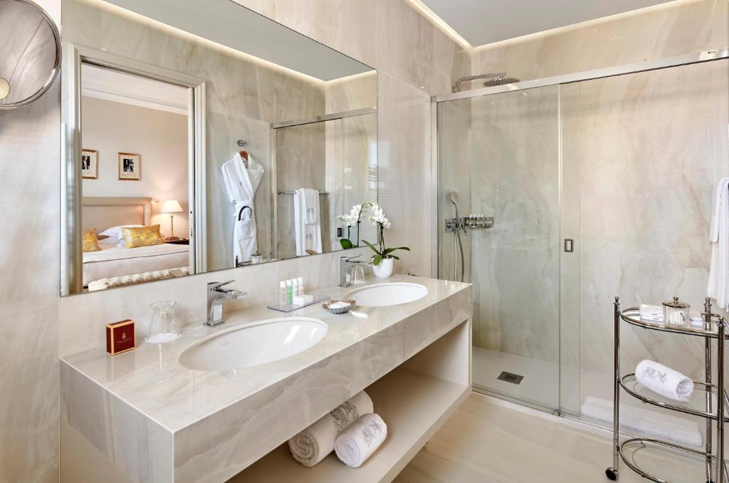 La Réserve de Beaulieu - Classic Room With Harbour And Hillside View