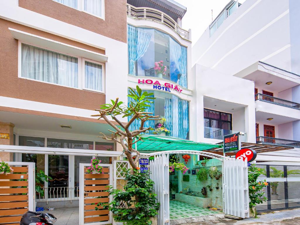 un edificio con un cartel de hoya en la parte delantera en OYO 828 Hoa Giay Hotel, en Nha Trang