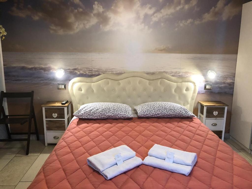 - une chambre avec un lit et 2 serviettes dans l'établissement B & b Oasis Passion Fiera - Triple room, à Rho