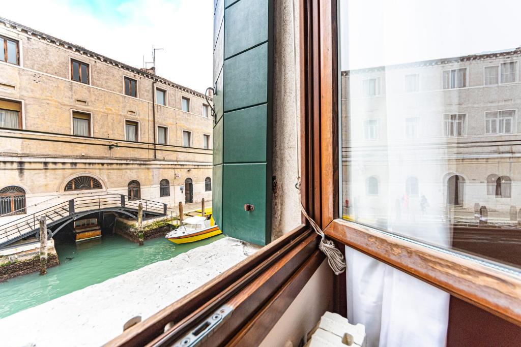 Zdjęcie z galerii obiektu CASA VESCOVO, free Wi-Fi near San Marco Square w Wenecji