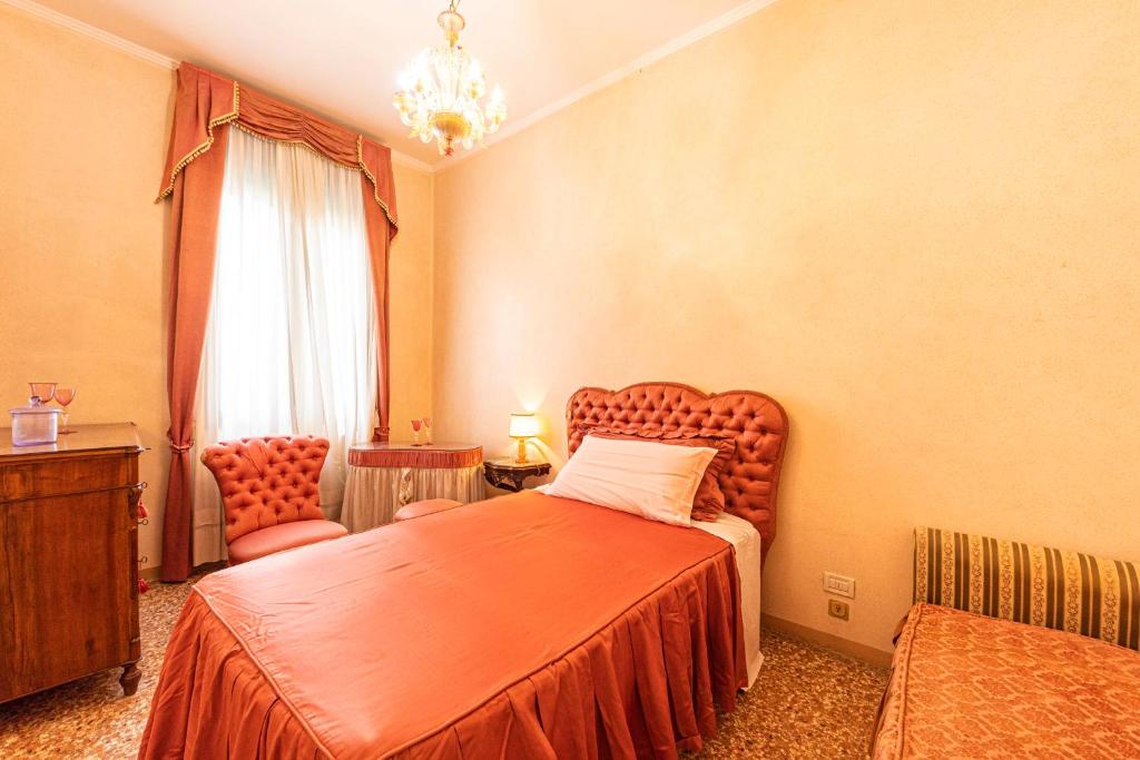 Łóżko lub łóżka w pokoju w obiekcie CASA VESCOVO, free Wi-Fi near San Marco Square
