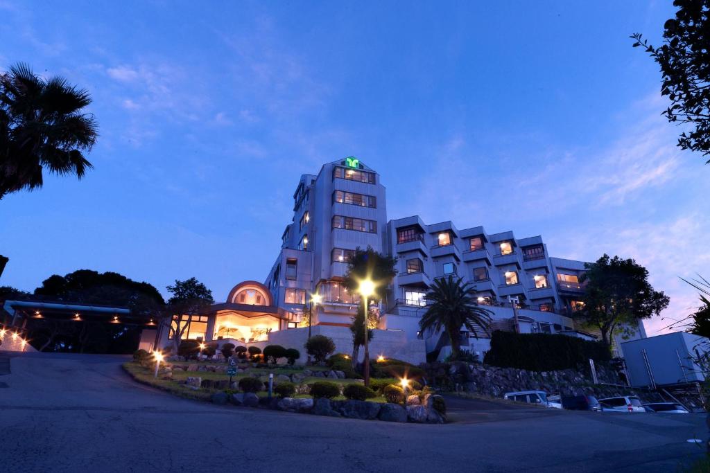 un grand bâtiment avec des lumières devant lui dans l'établissement Resort Hills Toyohama Soranokaze, à Toba