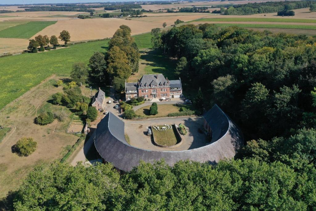 een luchtfoto van een groot huis in een veld bij chambre d'hôtes du Valvion in Beauquesne