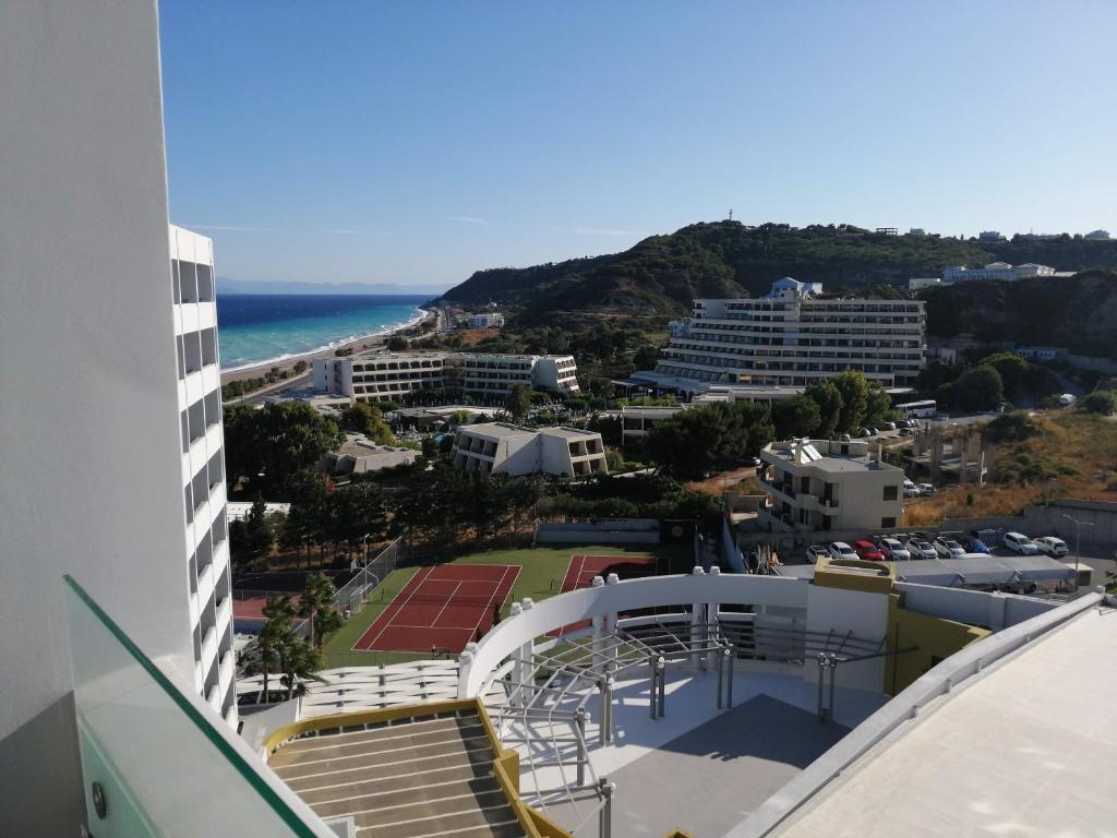 z balkonu budynku z kortem tenisowym w obiekcie Akti Imperial Deluxe Resort & Spa Dolce by Wyndham w miejscowości Ixiá