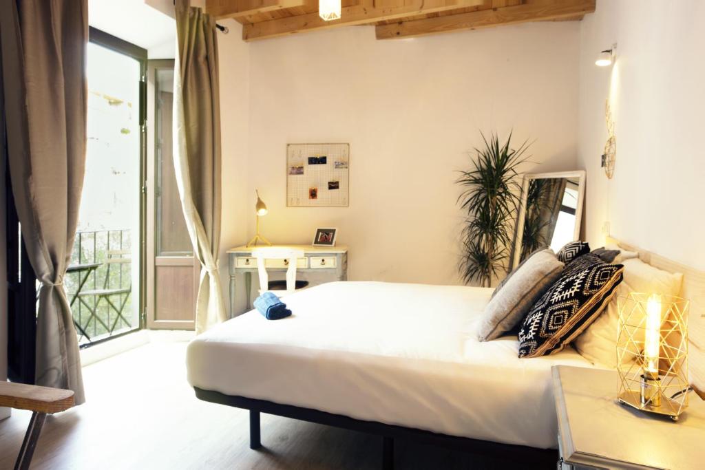 A bed or beds in a room at Nordic City Center