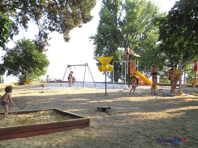 Herní místnost nebo prostor pro děti v ubytování Balaton Wellness Tom Cat nyaraló 1 wellness és 1 gyermekbarát apartmannal