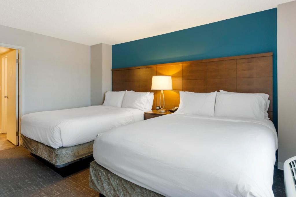 Postel nebo postele na pokoji v ubytování Staybridge Suites Orlando Royale Parc Suites by IHG