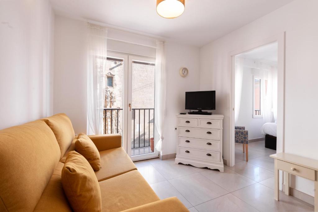 sala de estar con sofá y TV en Apartamento Santa Maria by Be Alicante, en Alicante
