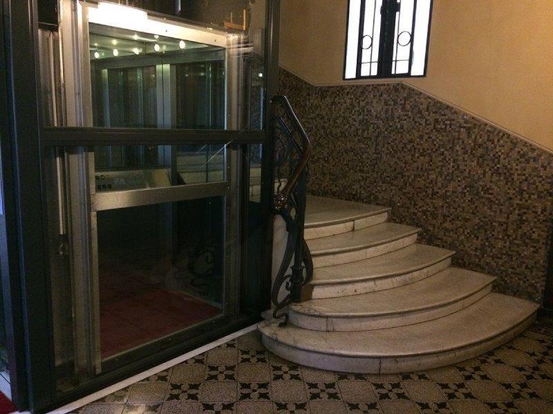 - un escalier dans un bâtiment avec fenêtre dans l'établissement Martina, à Turin