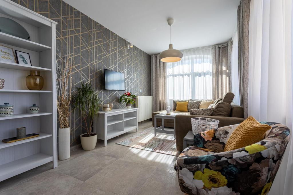 a living room with a couch and a tv at Pansion Tina in Šilo