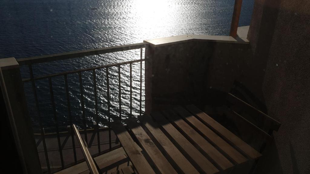 - une vue sur un escalier à côté de l'eau dans l'établissement Casa Liam, à Teulada