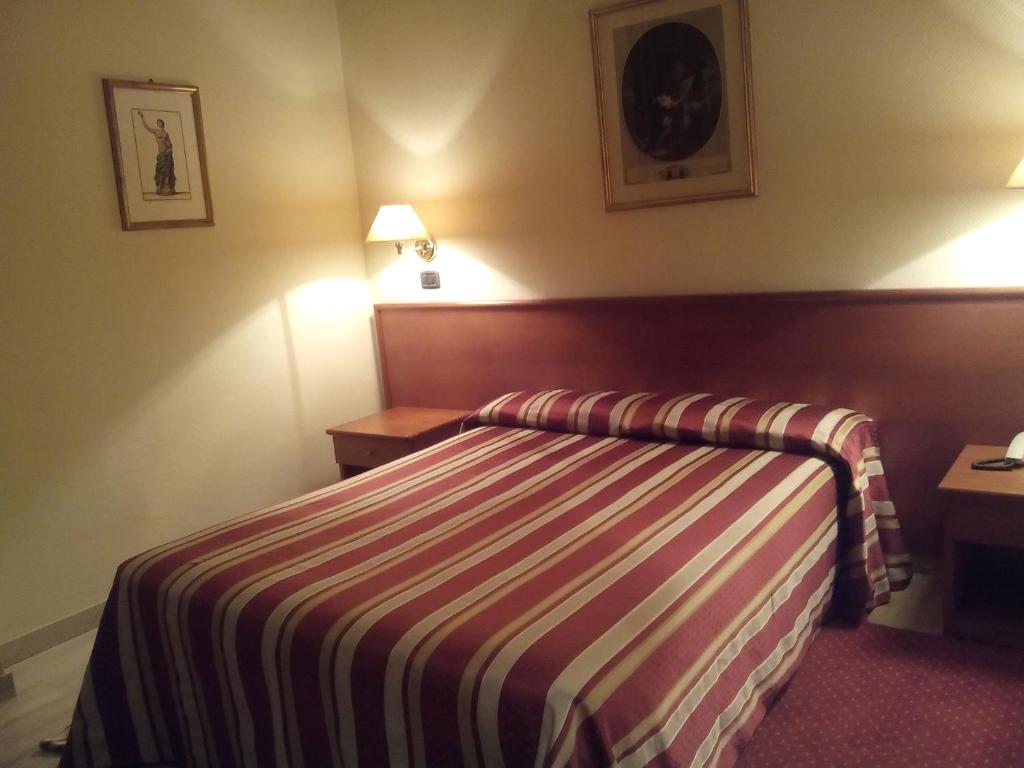 Hotel Select - Single Room