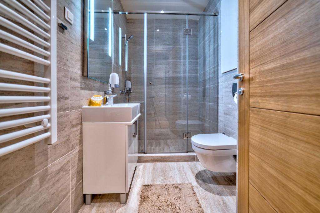 Uma casa de banho em Luxury Kalman Centar Apartman