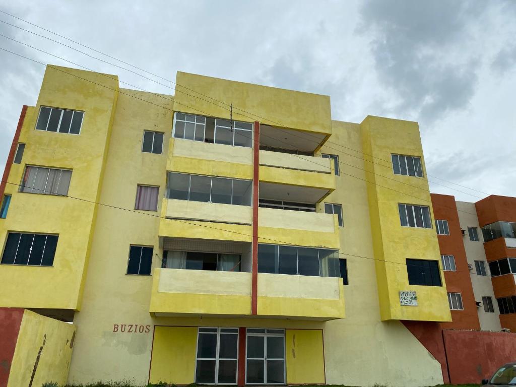 żółty budynek z oknami na boku w obiekcie Apartamento Praia Litoral Piauí w mieście Luis Correia