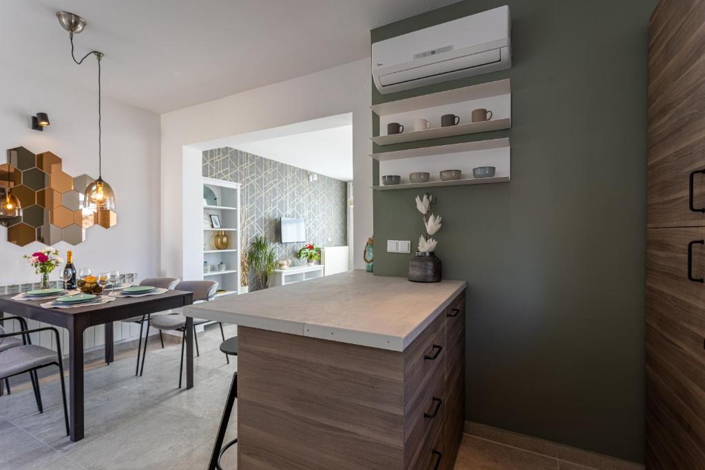 a kitchen and dining room with a table and chairs at Pansion Tina in Šilo