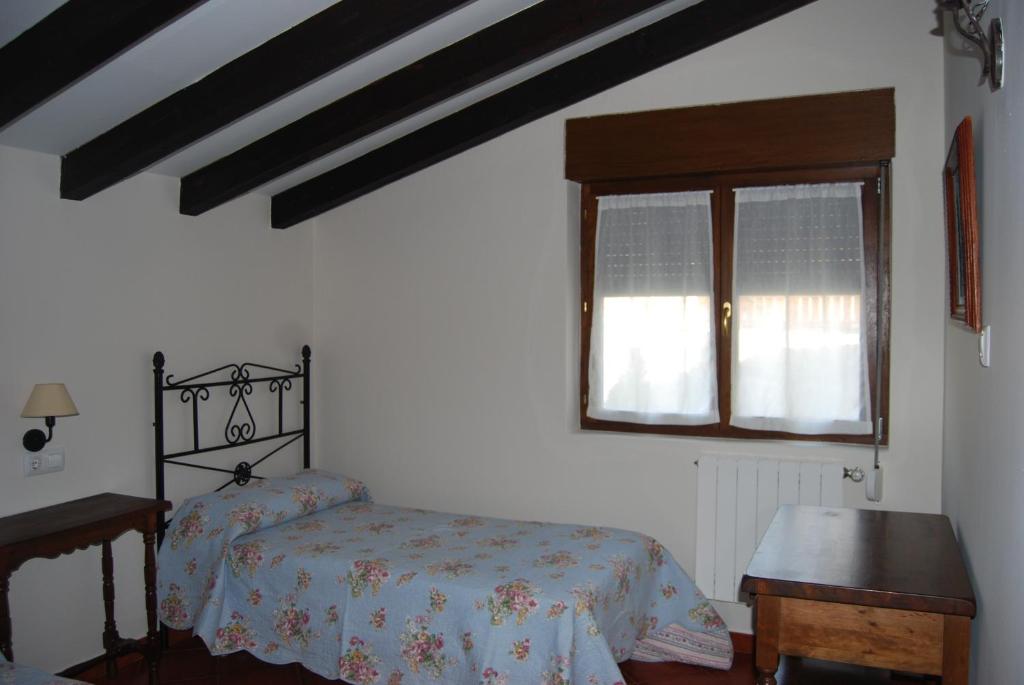 Łóżko lub łóżka w pokoju w obiekcie Apartamentos El Perujo