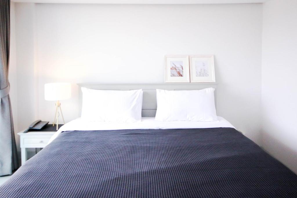 Postel nebo postele na pokoji v ubytování Tonkla Boutique Hotel