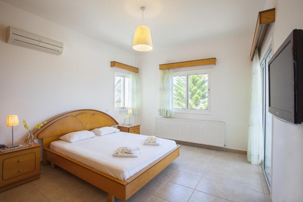 Postel nebo postele na pokoji v ubytování Protaras Views Villa PRAM1