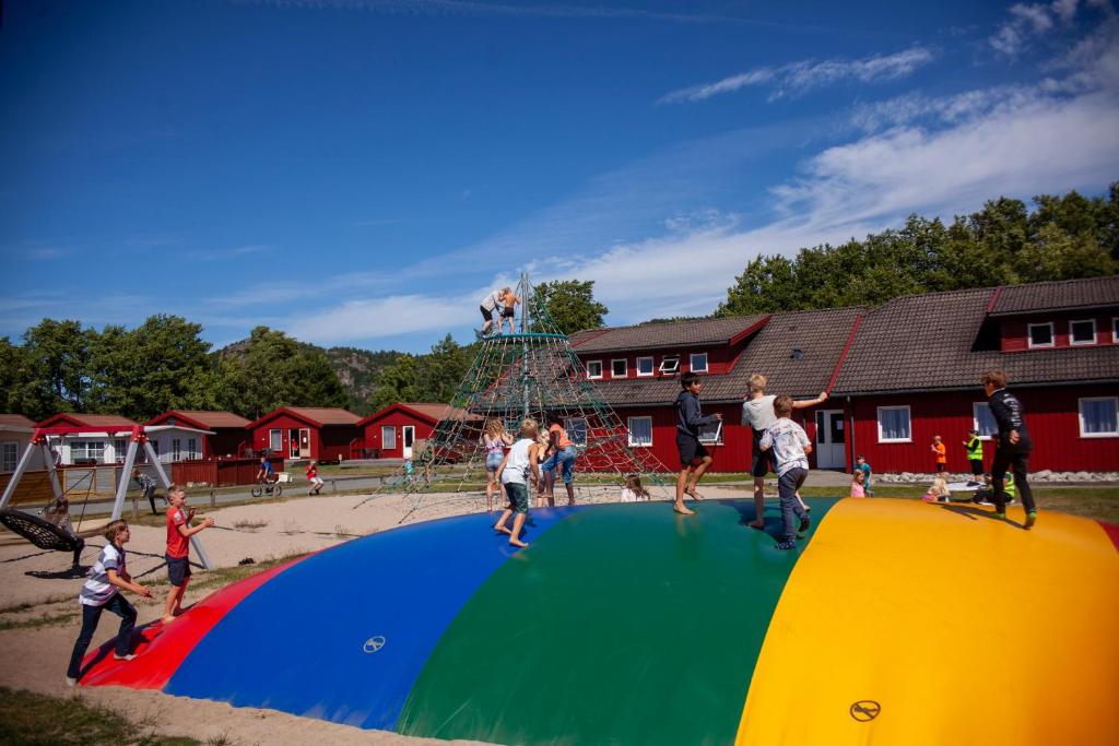 un groupe de personnes se tenant sur une grande structure de jeu dans l'établissement Solstrand Camping, à Vigeland