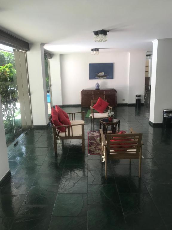  Apartamento Praia Enseada- Perto da praia - Edificio Marina