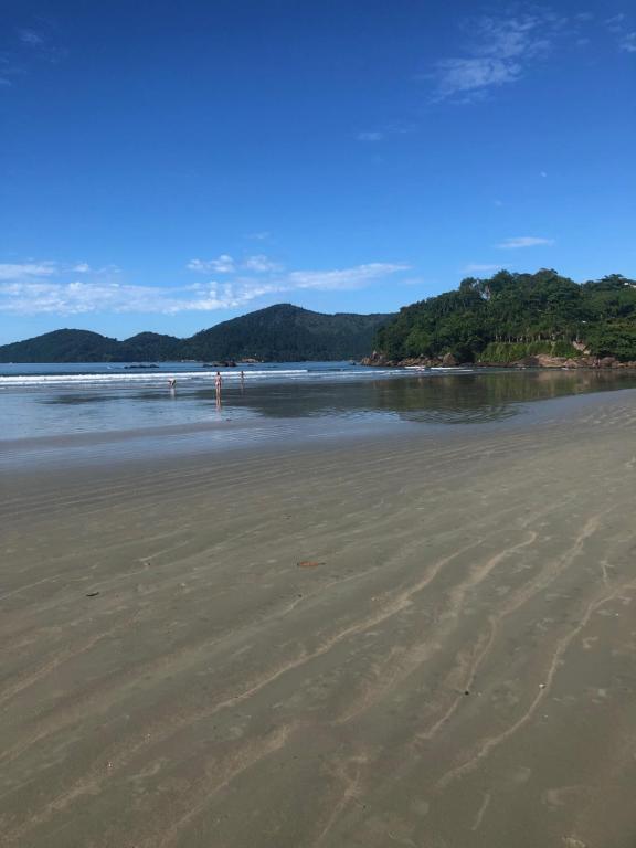  Apartamento Praia Enseada- Perto da praia - Edificio Marina