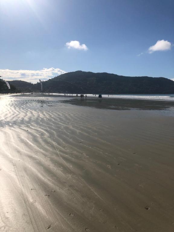  Apartamento Praia Enseada- Perto da praia - Edificio Marina