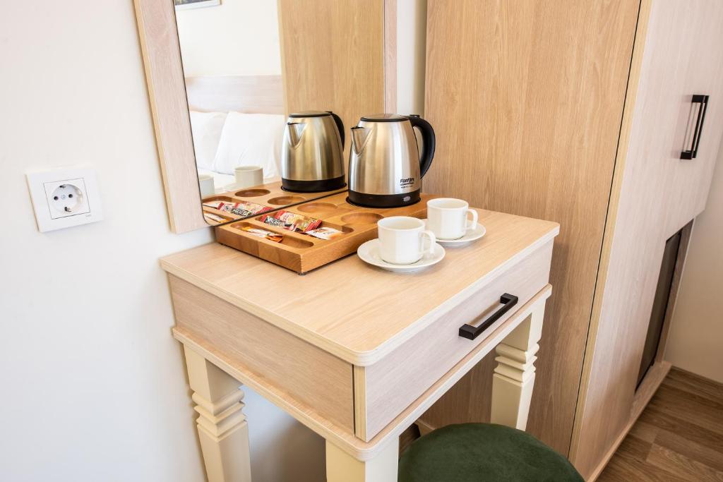 Příslušenství pro přípravu čaje a kávy v ubytování Royal Bosphorus Hotel & SPA Hamam