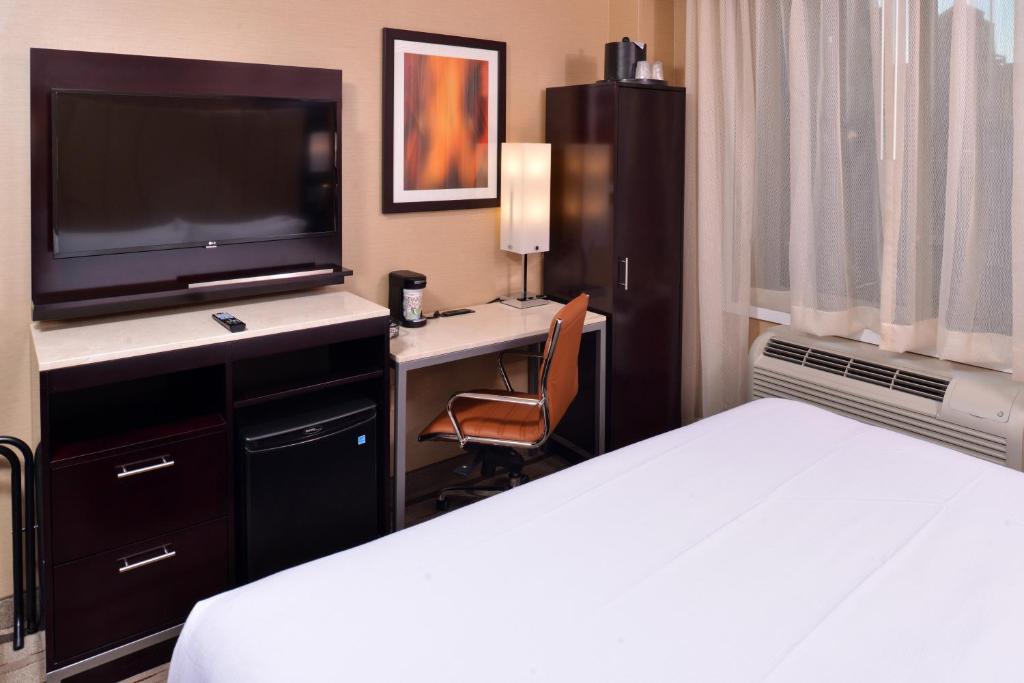 Holiday Inn New York City - Times Square, an IHG Hotel - King Room With Accessible Roll In Shower - Non-Smoking