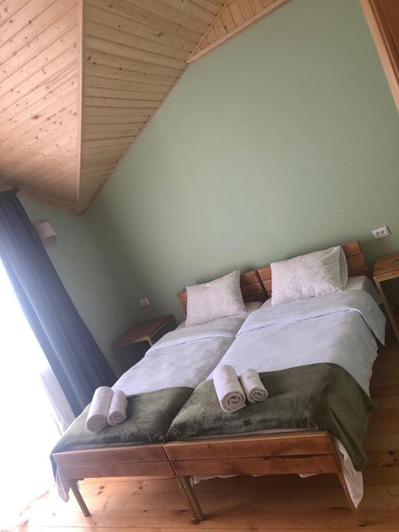 Postel nebo postele na pokoji v ubytování Cozy Place in Kazbegi