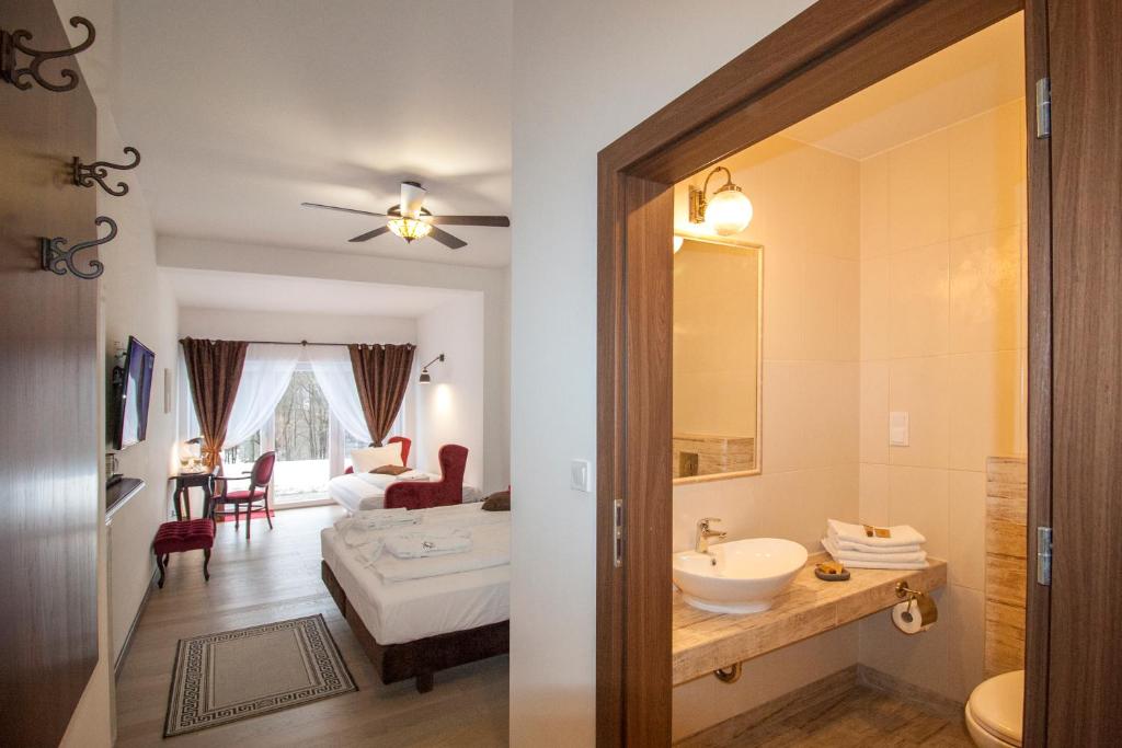 Kúpeľňa v ubytovaní Dwór i Dworek Leszczowate Wellness & Spa