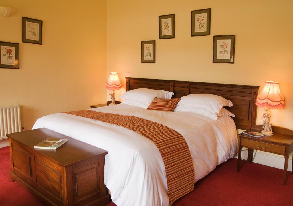 Postel nebo postele na pokoji v ubytování Lough Inagh Lodge Hotel