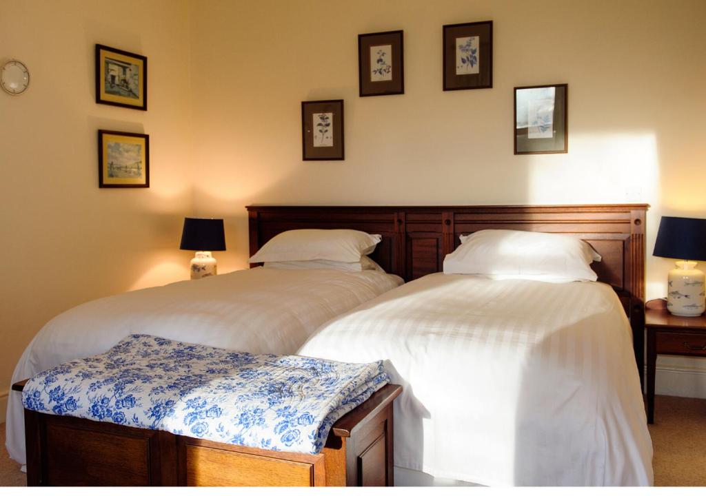 Postel nebo postele na pokoji v ubytování Lough Inagh Lodge Hotel