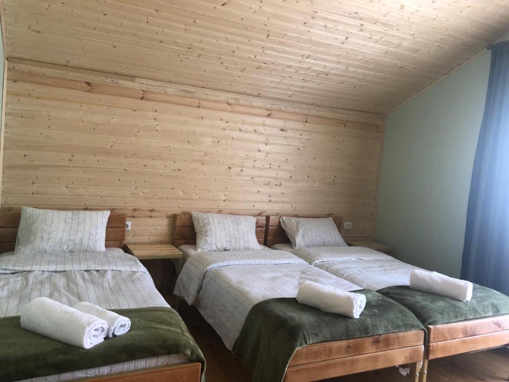 Postel nebo postele na pokoji v ubytování Cozy Place in Kazbegi