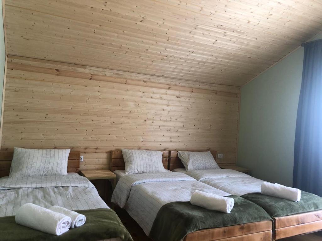 Postel nebo postele na pokoji v ubytování Cozy Place in Kazbegi