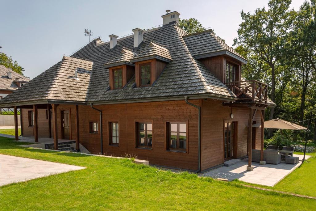 een huis met een dakraam op een gazon bij Zamkowe Wzgórze Dom nr 2 Kazimierz Dolny, Góry in Kazimierz Dolny