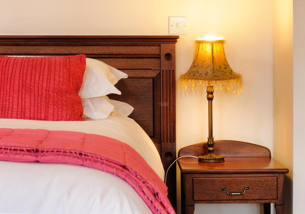 Postel nebo postele na pokoji v ubytování Lough Inagh Lodge Hotel