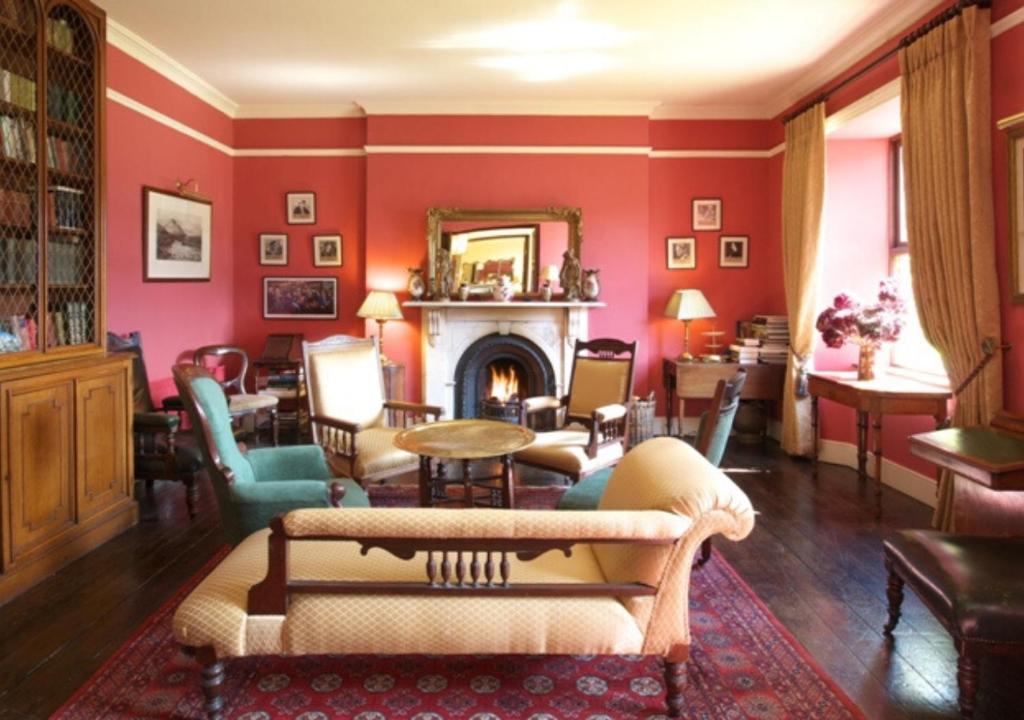 Posezení v ubytování Lough Inagh Lodge Hotel